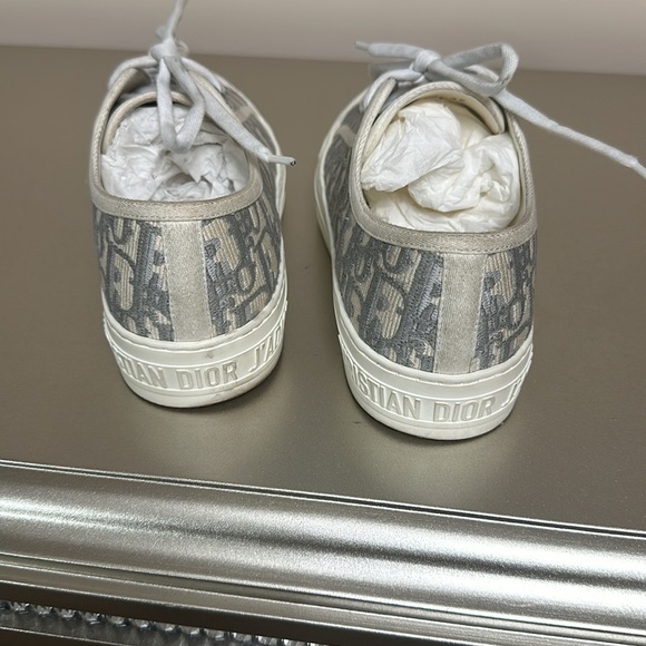 Walk'n'Dior Sneaker
Stone Gray Dior Oblique Embroidered Cotton - Picture 7 of 7